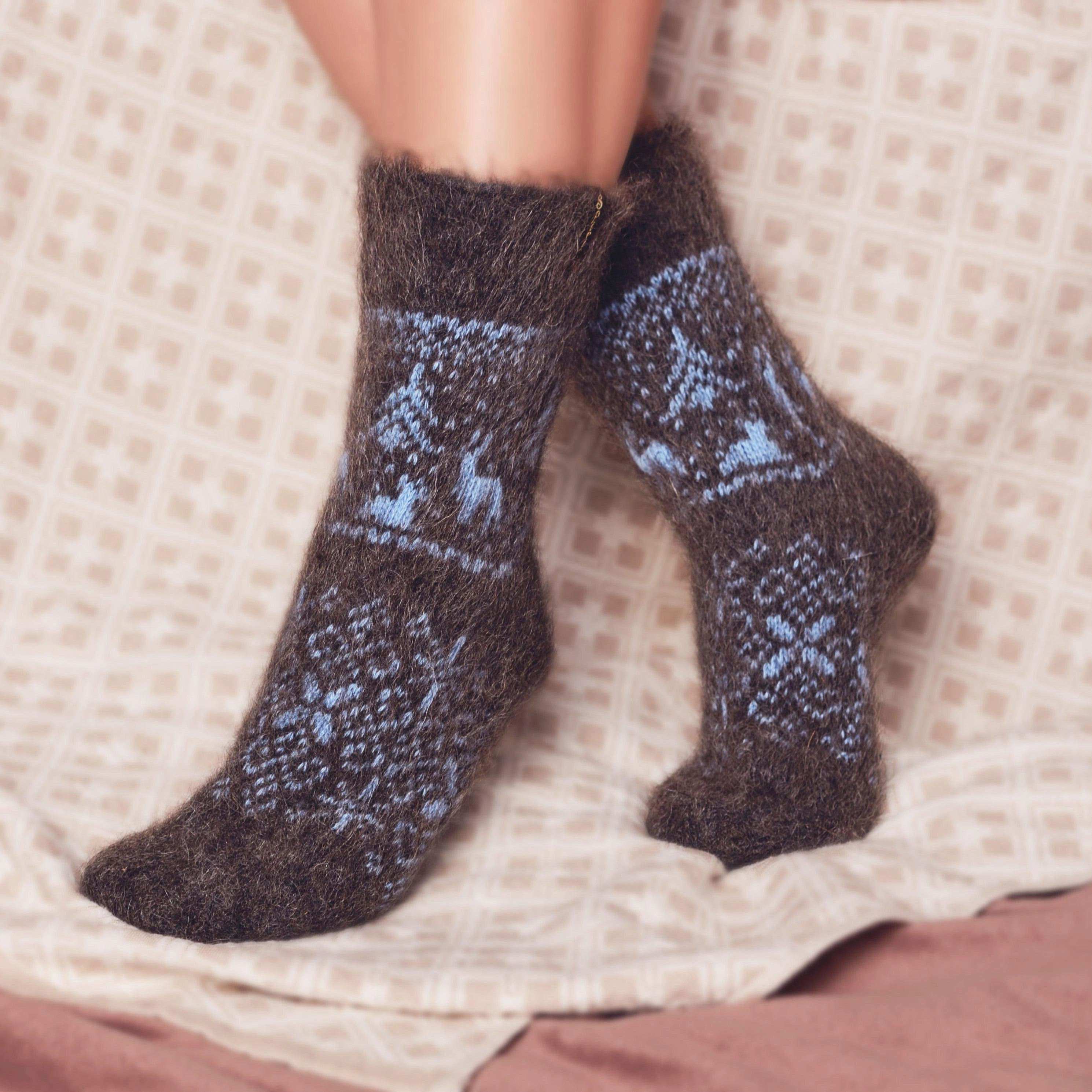 Cozy Alpine Nights: Unisex Goat Wool Crew Socks – Warm Comfort All Winter Long.